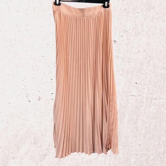 Pink Pleated Maxi Skirt for Casual Occasions - Picture 2 of 3